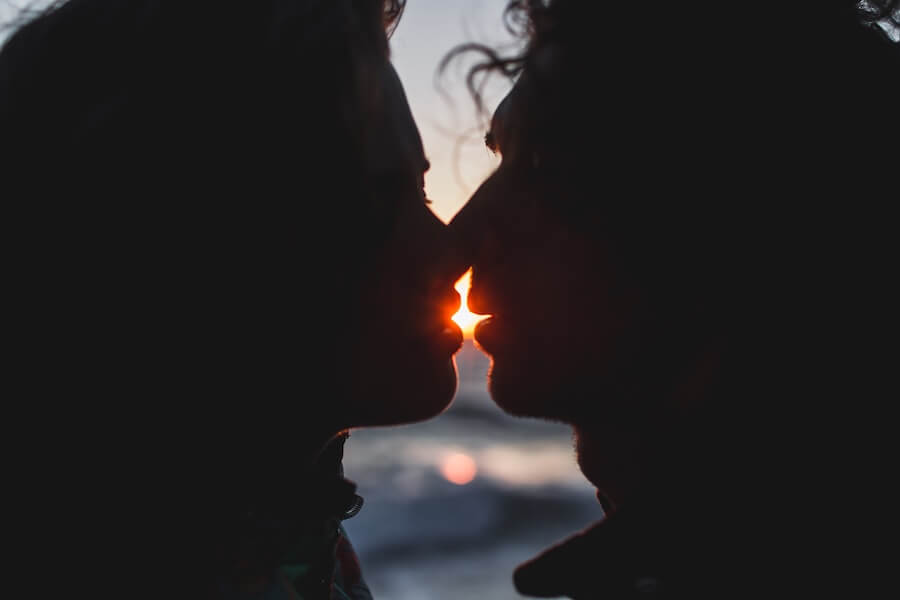 Zachód słońca i zaciemnione twarze przed pocałunkiem