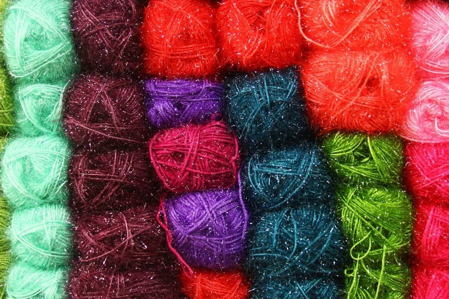 Włóczki w różnych kolorach