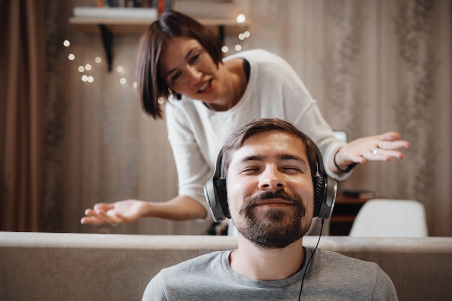 Relaksujący się mężczyzna i poirytowana kobieta