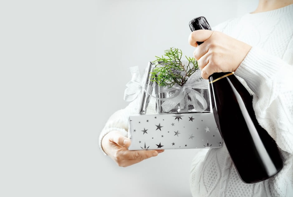 Kobieta z pudełkiem i winiem