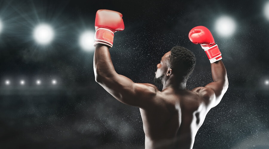 Triumfujący czarnoskóry bokser