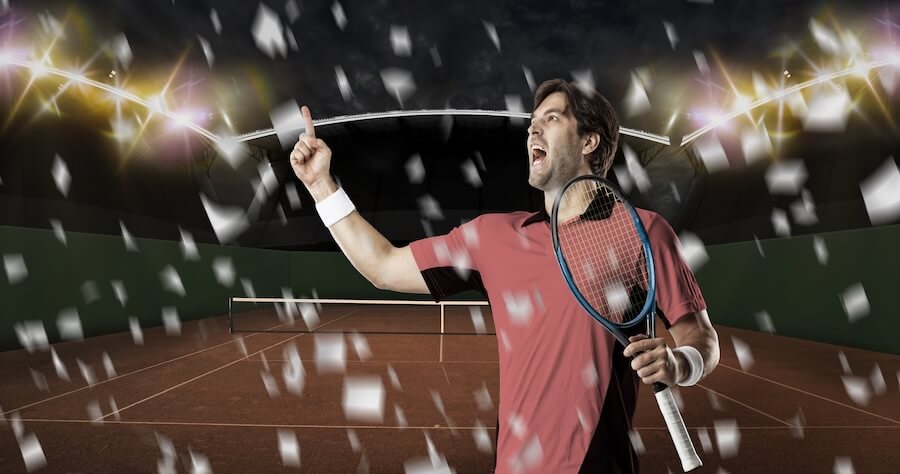 Triumfujący tenisista na korcie