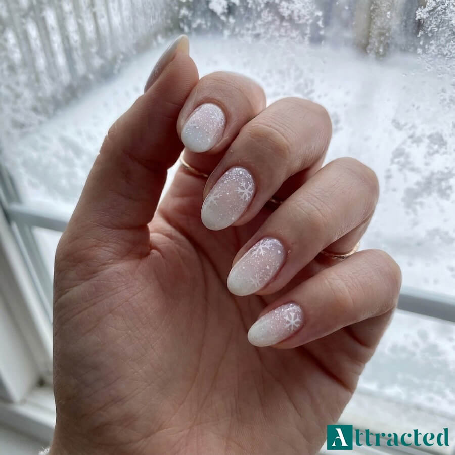 Delikatne śnieżynki i śnieżne ombre dające wrażenie paznokci oprószonych śniegiem