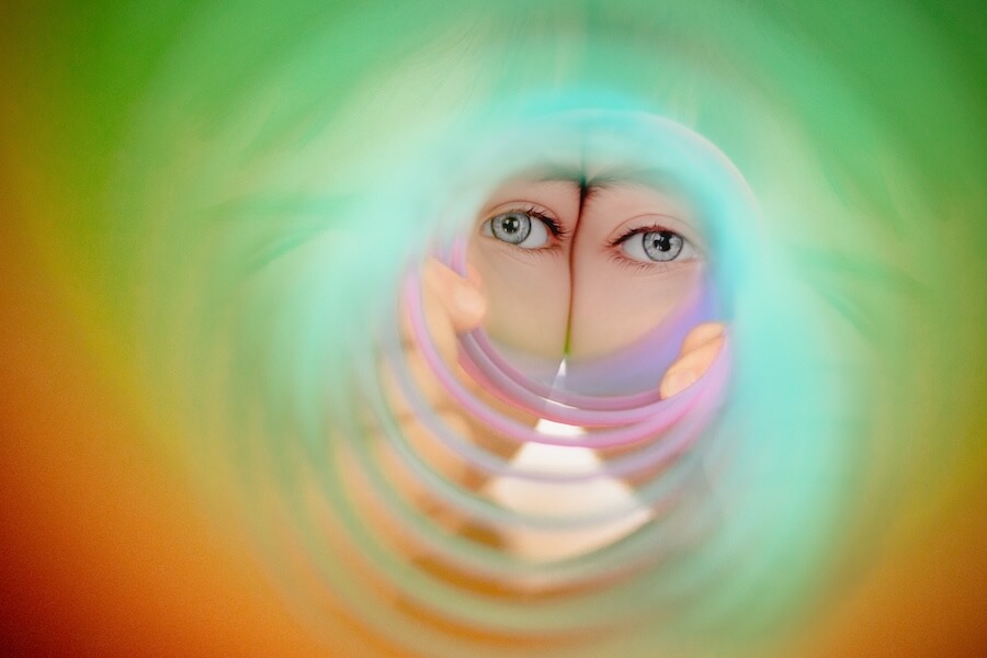 Dwójka oczu rożnych twarzy w kolorowej pętli