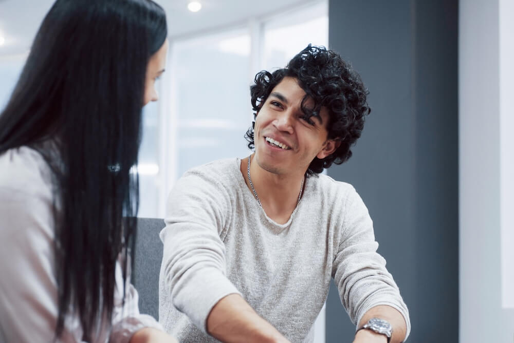 Dziewczyna rozmawiająca z eleganckim chłopakiem