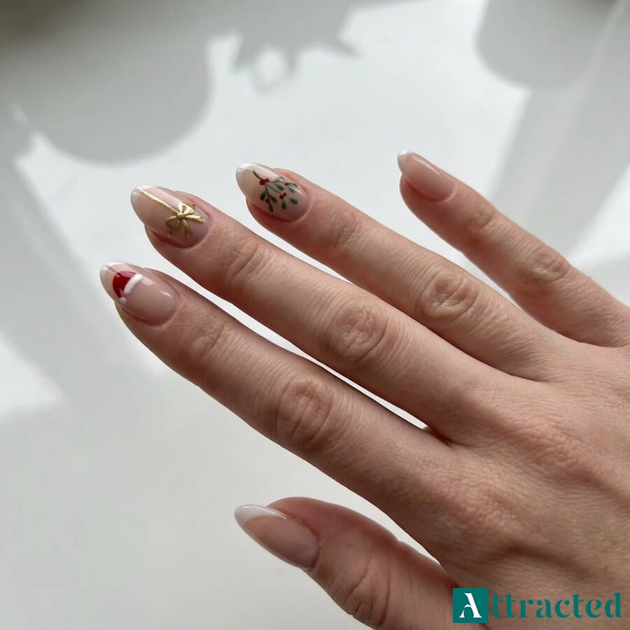 French z mikrowzorkami jak mini czapka Mikołaja, kokardka prezentu czy gałązka jemioły