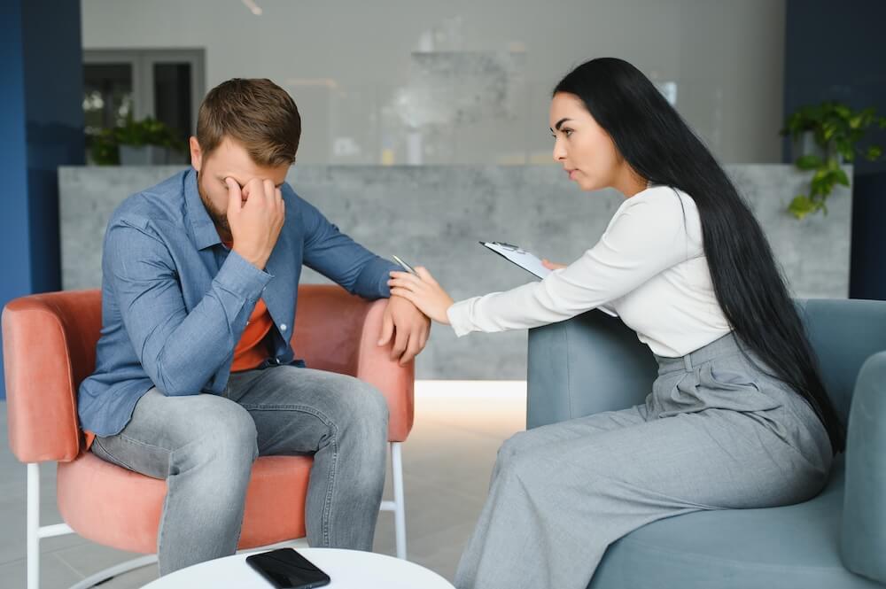 Kobieta przepraszająca faceta przy stole