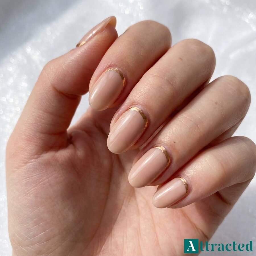 Odwrócony french z metaliczną poświatą przy skórkach zamiast na wolnym brzegu