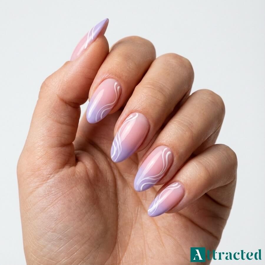 Zbliżenie jednej dłoni z migdałkowymi paznokciami ombre french róż do lawendy z białymi delikatnymi swirlami, na jasnym neutralnym tle
