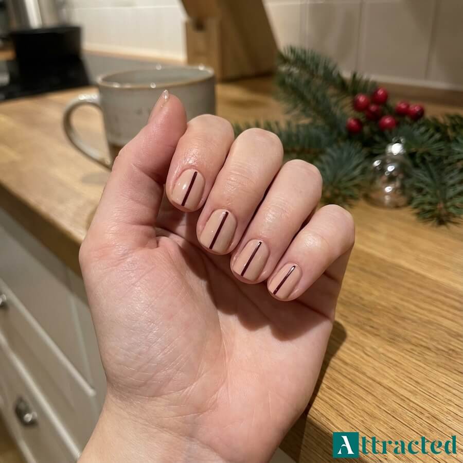 Pionowe, cienkie paski w kontrastowym kolorze, które optycznie wysmuklają płytkę