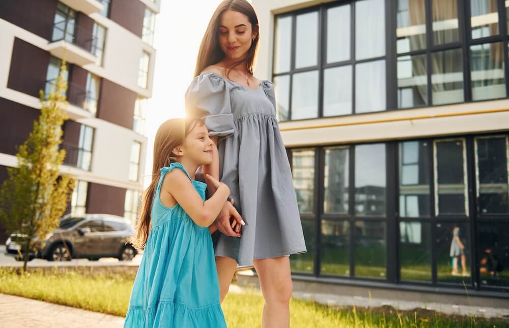 Samotna matka z córką w mieście