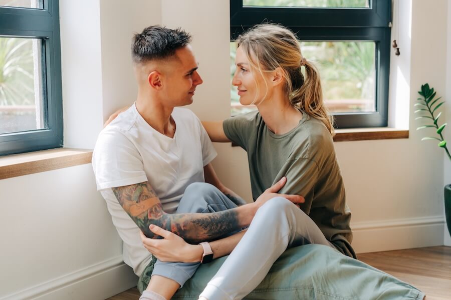 Zakochani chłopak i dziewczyna patrzący sobie w oczy