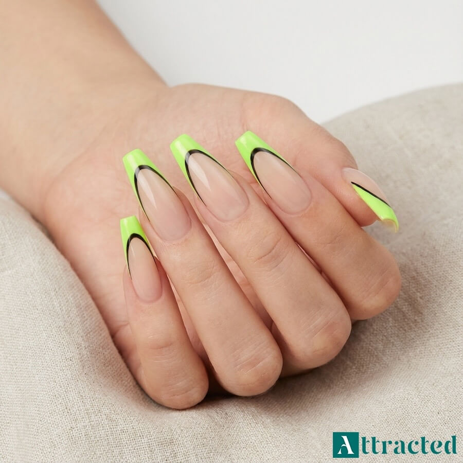 Zbliżenie jednej dłoni z paznokciami w kształcie coffin, outline french w neonowej limonce i czerni, na jasnym neutralnym tle