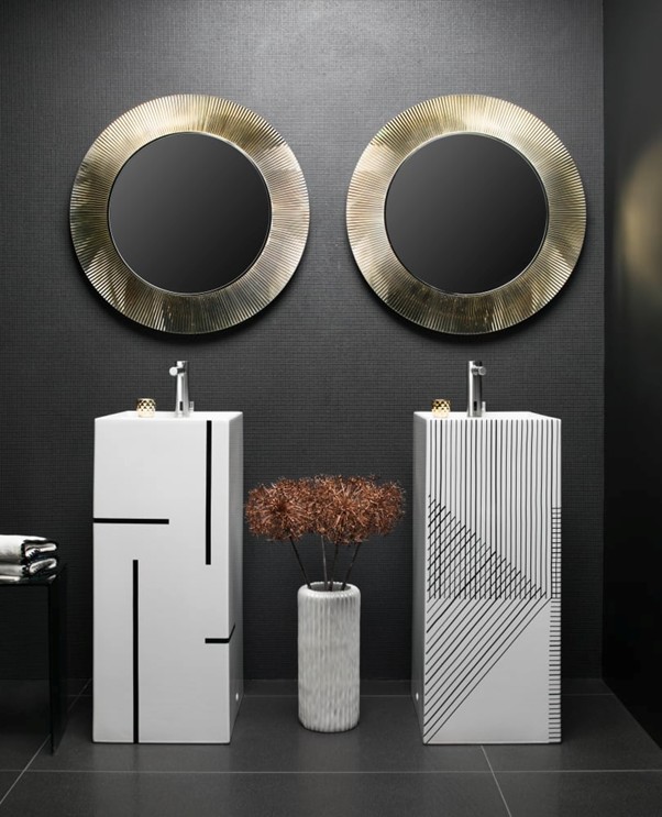 Dwa okrągłe lustra w łazience