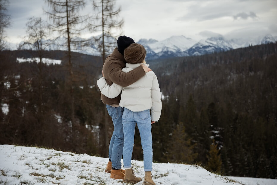 Para w górach wpatrzona w krajobraz