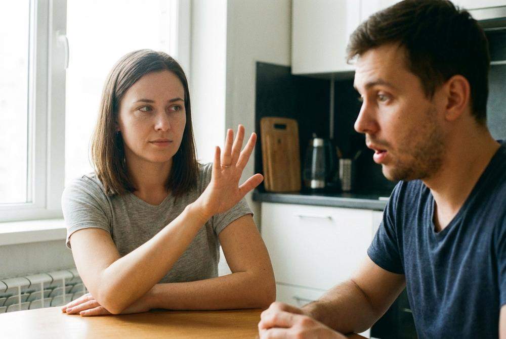 Kobieta stawia granice zazdrosnemu partnerowi