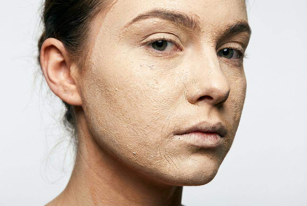 Kobieta ze źle dobranym podkładem i efektem maski na twarzy