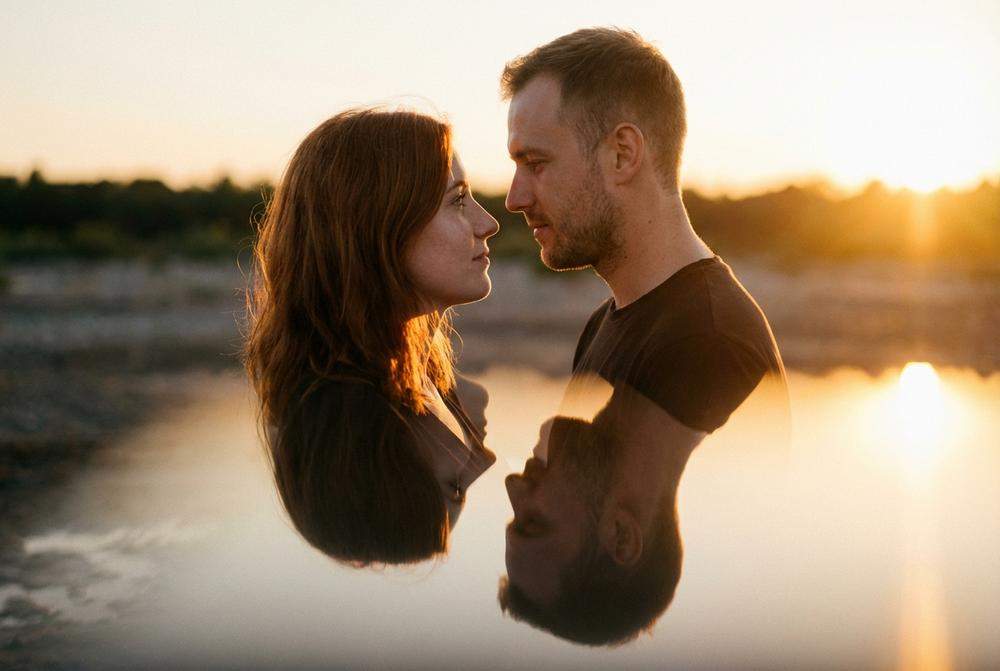 Bliźniaczy płomień para patrząca w oczy