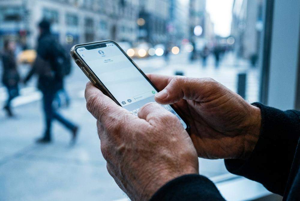 Mężczyzna waha się czy napisać do byłej kochanki