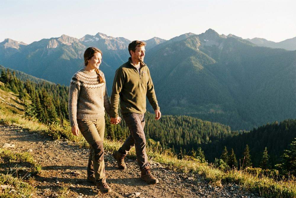 Para spacerująca ramię w ramię budująca bliskość przez wspólne działanie