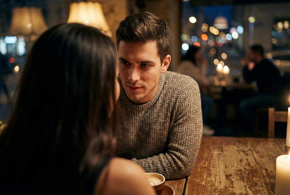 Mężczyzna patrzący głęboko w oczy i na usta kobiety przed pocałunkiem