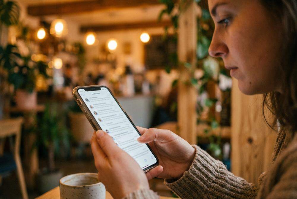 kobieta sprawdza telefon czekając na wiadomość od byłego