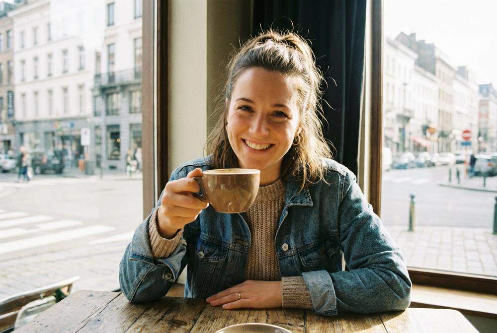 Uśmiechnięta kobieta dająca sygnał do rozmowy