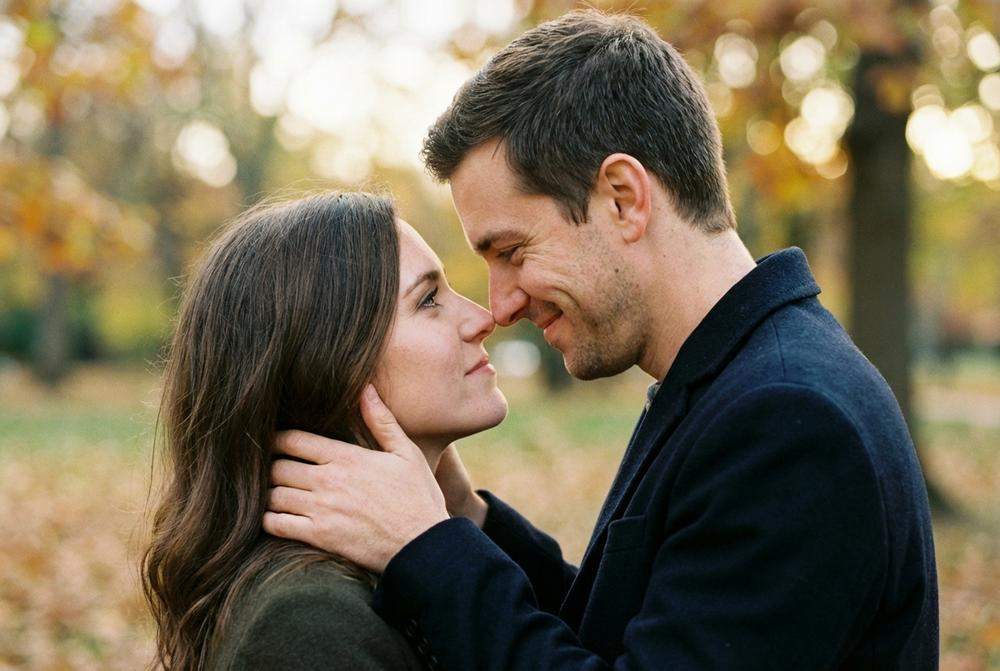 kontakt wzrokowy pary po przytuleniu