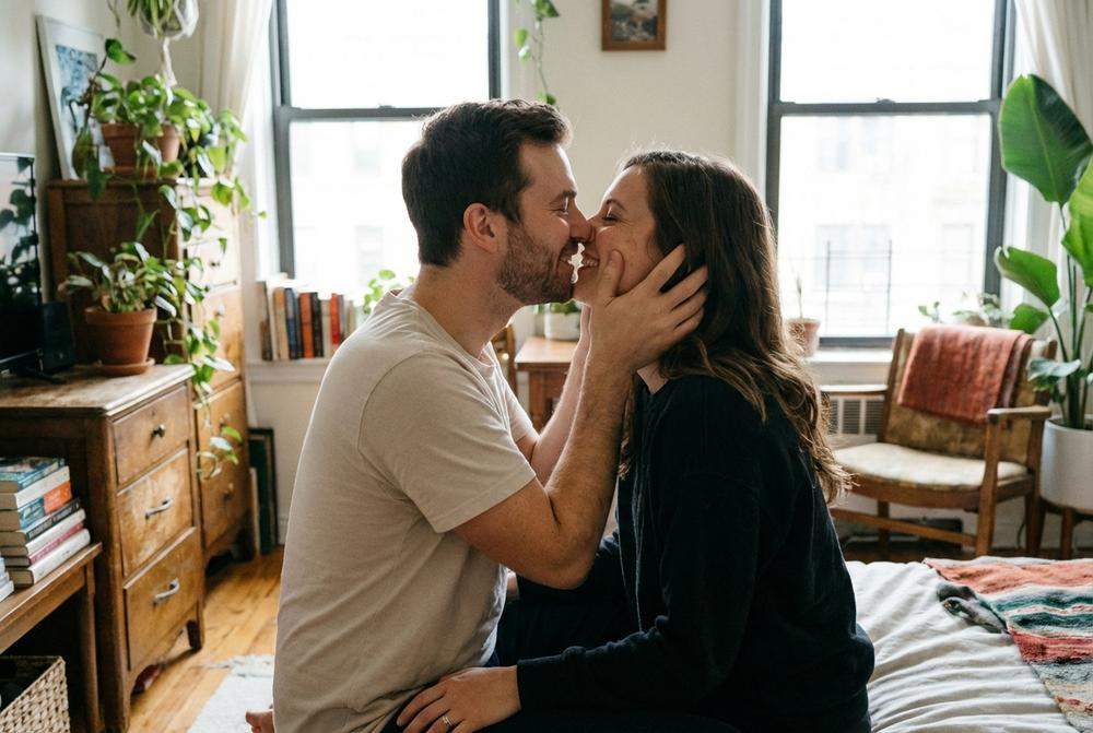 Mężczyzna trzyma twarz kobiety podczas czułego pocałunku