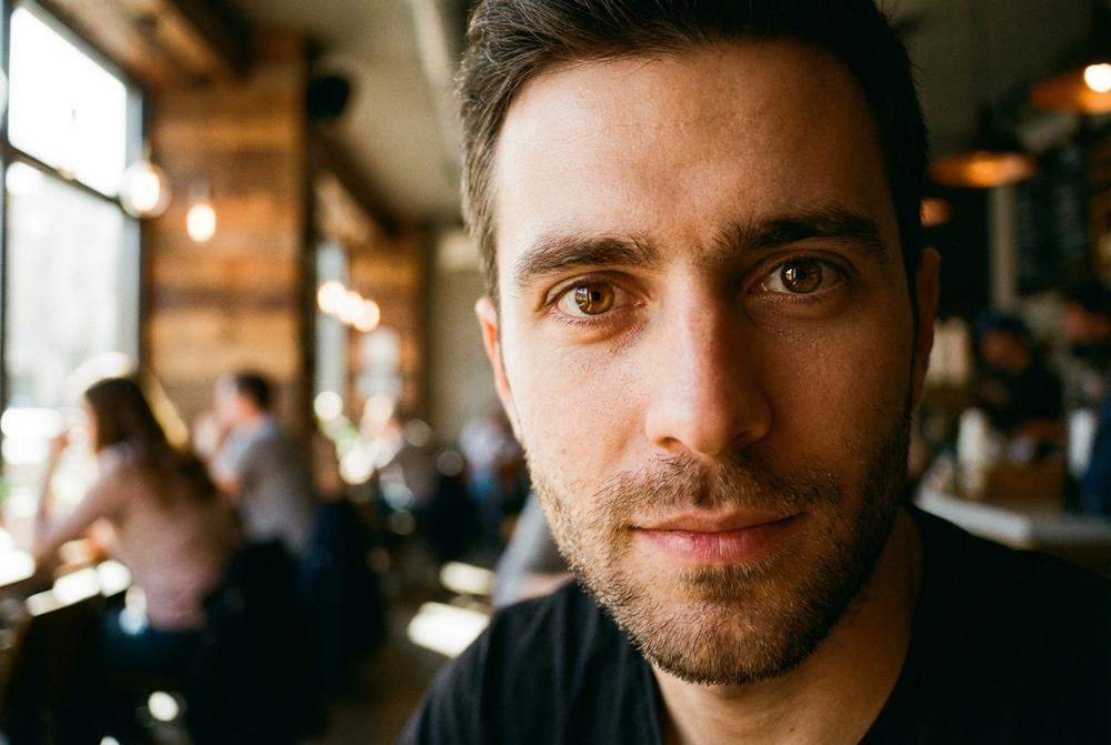 intensywne spojrzenie mężczyzny w kawiarni psychologia