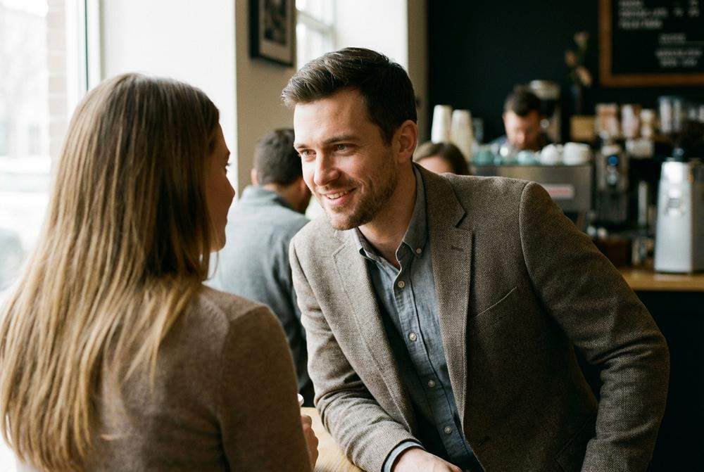 Mężczyzna patrzący głęboko w oczy kobiety w kawiarni