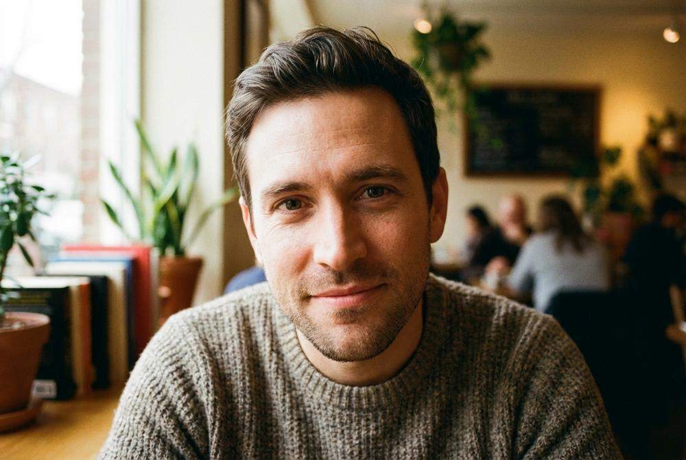 Mężczyzna w kawiarni utrzymujący intensywny kontakt wzrokowy