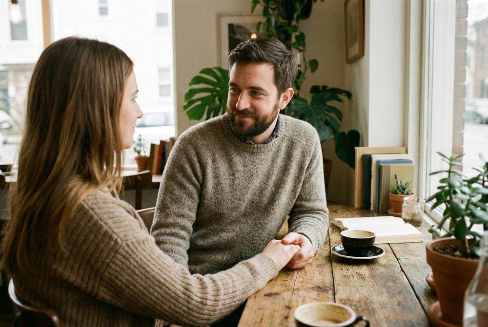 zakochany mężczyzna trzymający kobietę za rękę