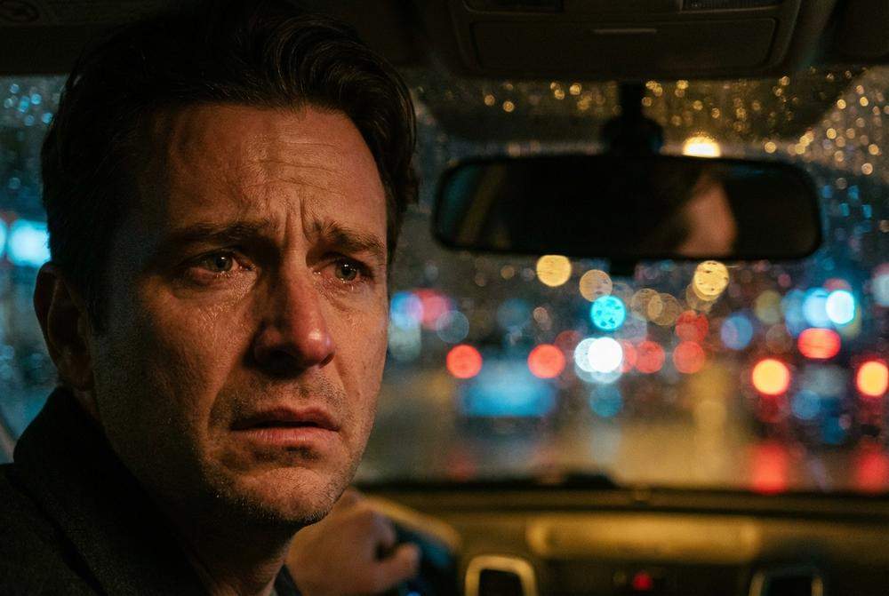 zamyślony mężczyzna w samochodzie nocą rozważający zdradę