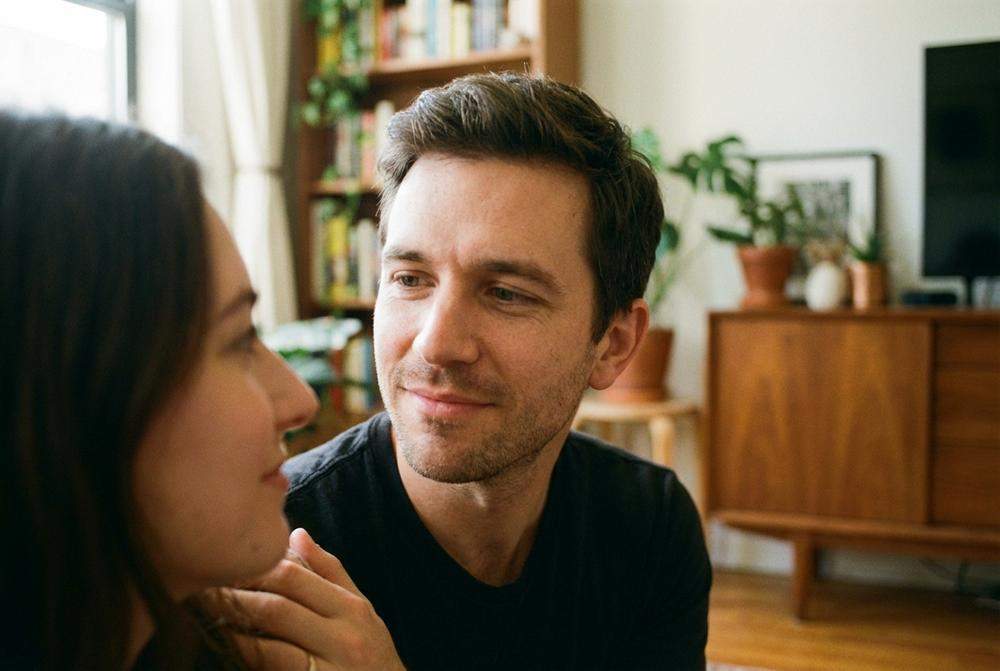 Mężczyzna patrzący z miłością na kobietę wpływ oksytocyny