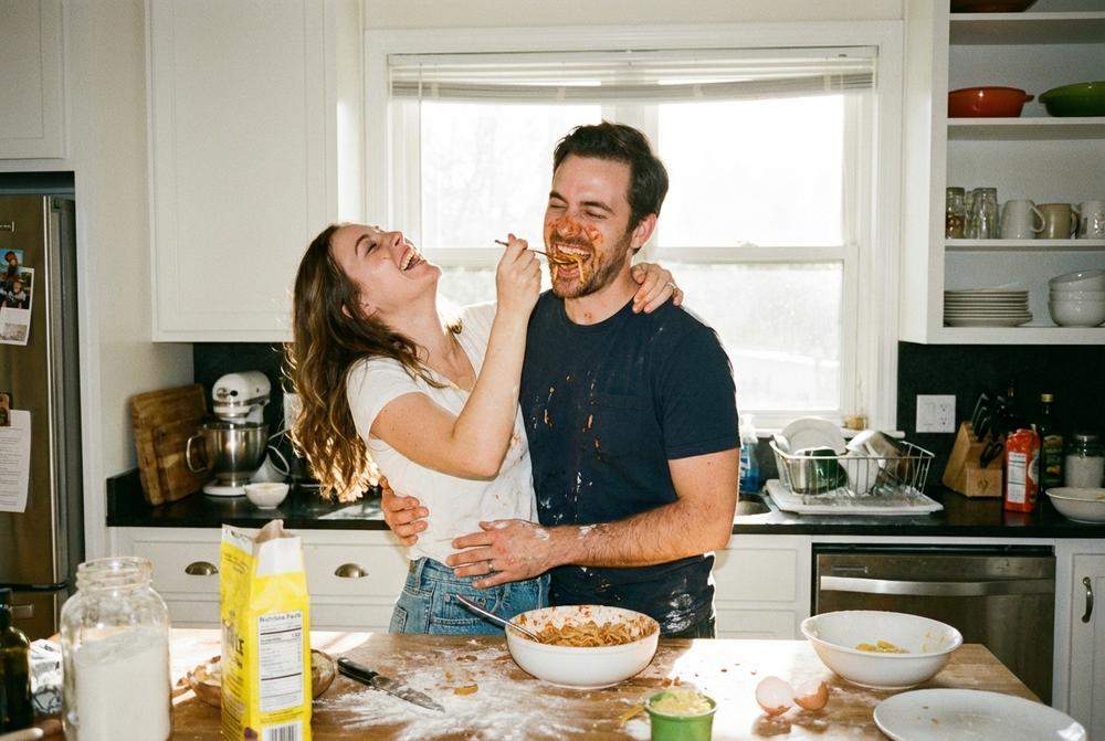 szczęśliwa para żartująca w kuchni budowanie więzi