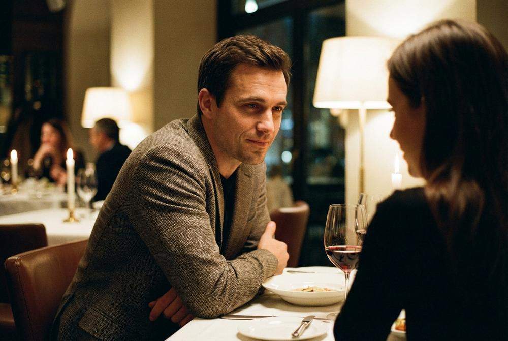 facet uśmiecha się do kobiety na randce