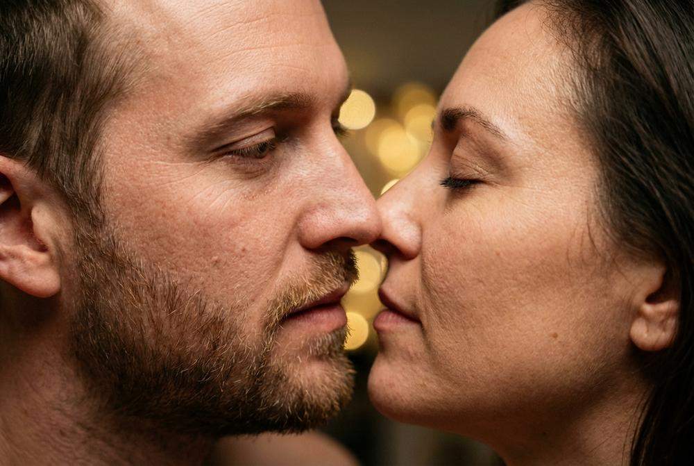 Mężczyzna i kobieta tuż przed namiętnym pocałunkiem zbliżenie twarzy