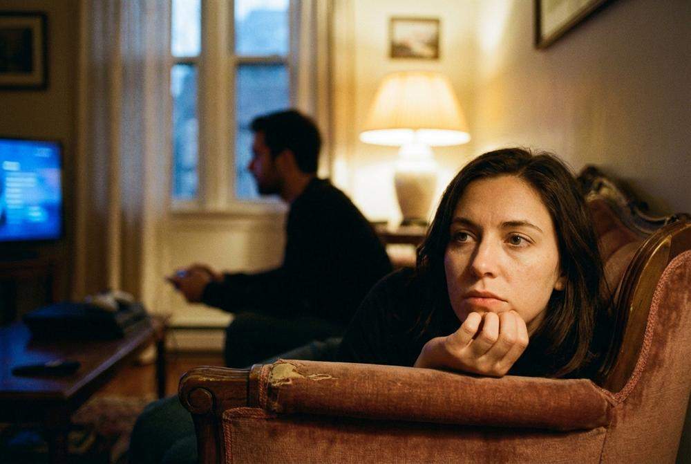 Kobieta zastanawia się nad sensem związku z niedostępnym partnerem