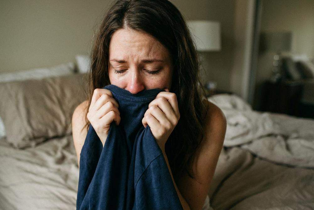 kobieta sprawdza koszulę męża szukając śladów zdrady