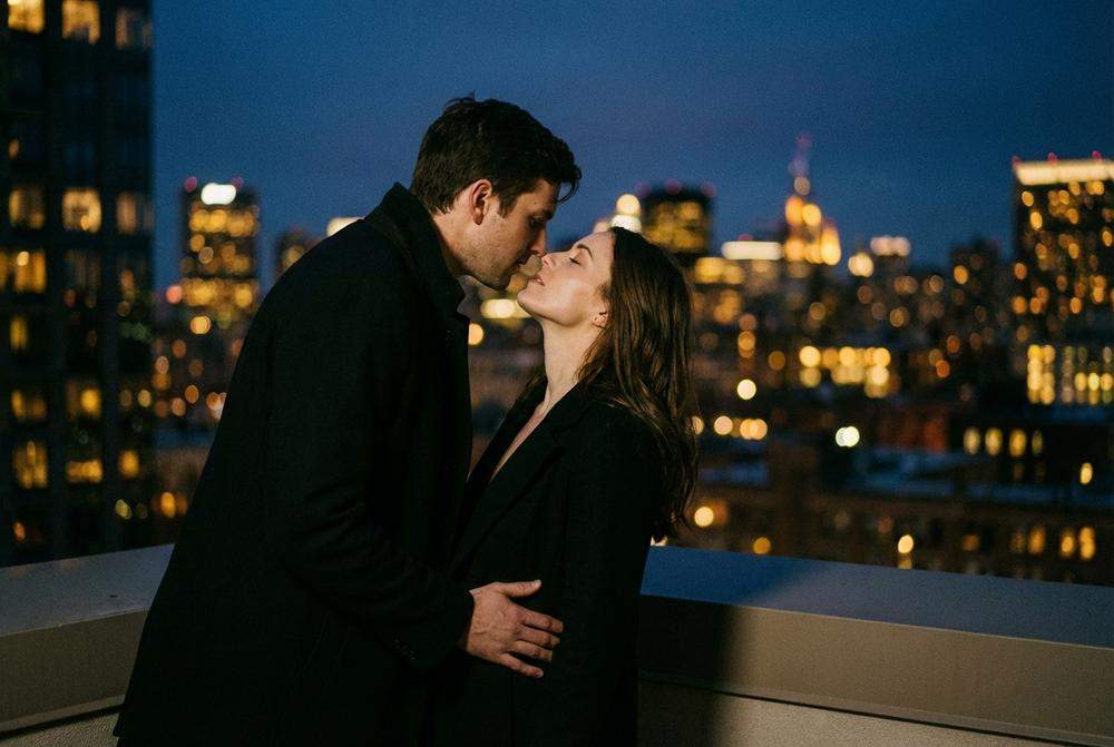 Para stojąca blisko siebie w nocy chwila przed pocałunkiem