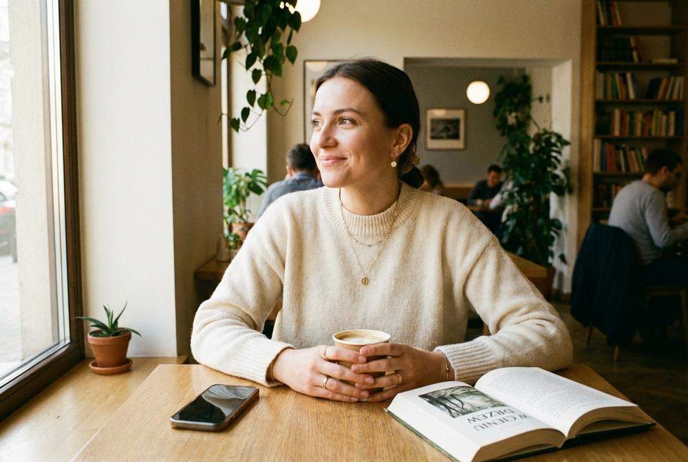 pewna siebie kobieta ignoruje telefon w kawiarni