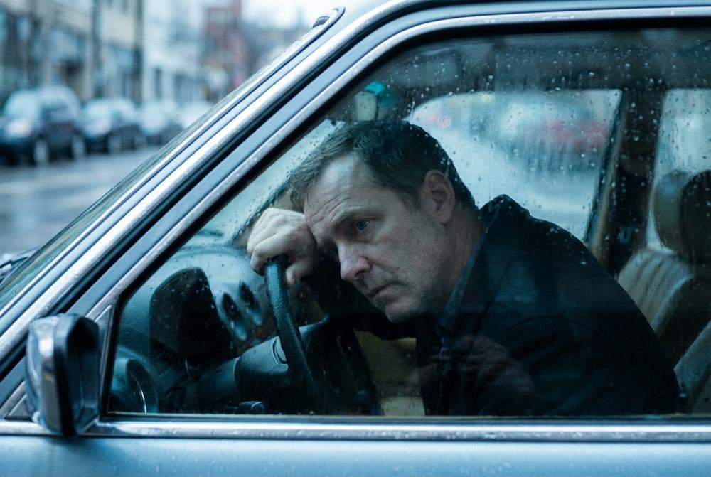 Zamyślony mężczyzna w samochodzie dylemat rozwodowy