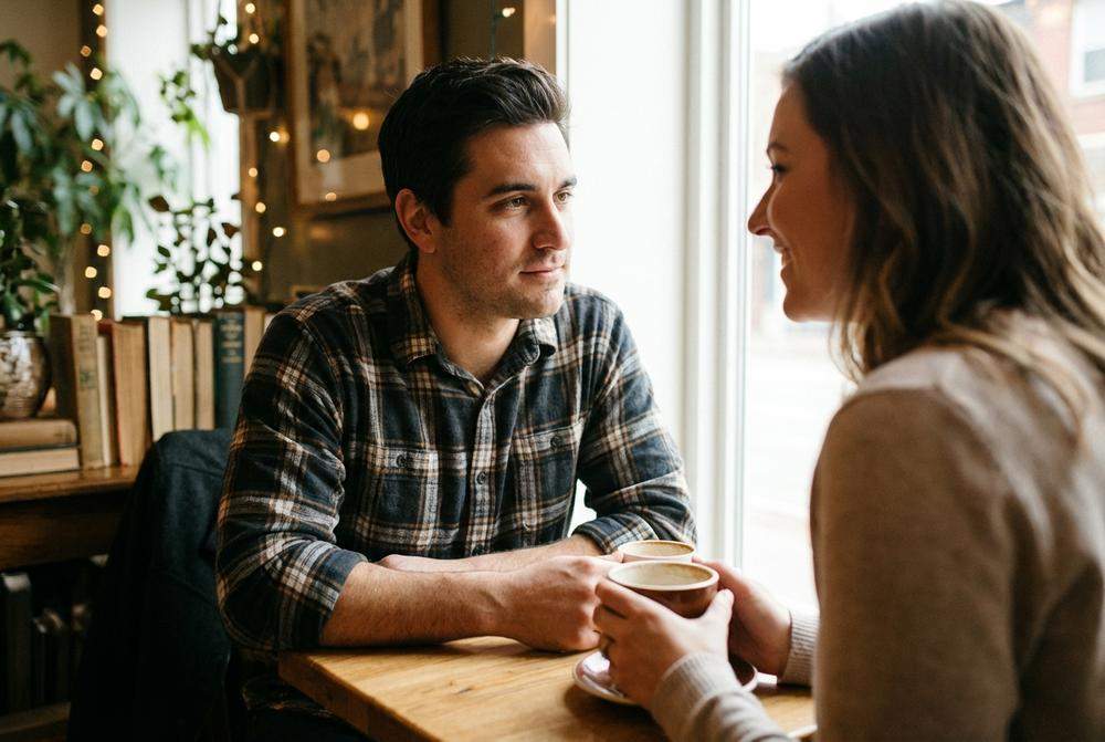 Zakochany mężczyzna utrzymujący intensywny kontakt wzrokowy z kobietą