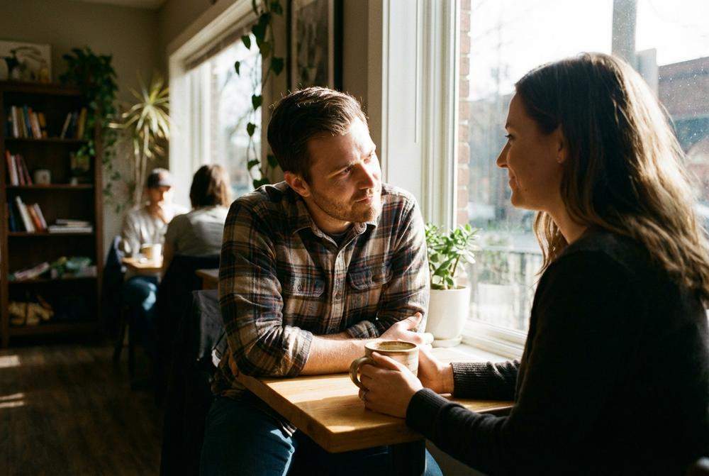 zakochany mężczyzna patrzący głęboko w oczy kobiety podczas rozmowy