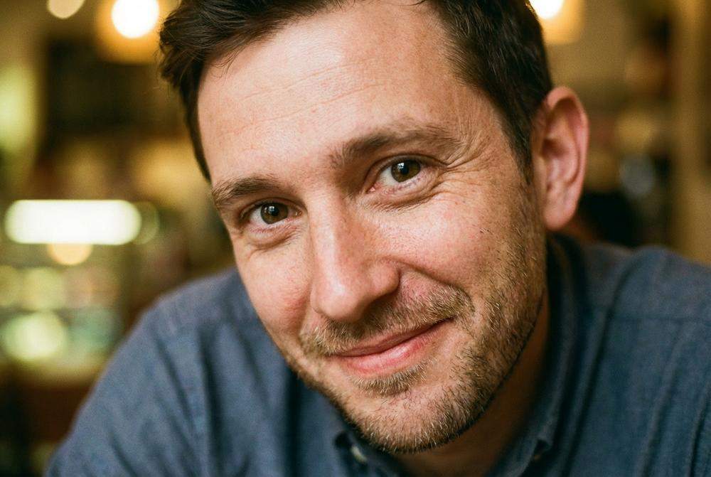 Zakochany mężczyzna utrzymujący głęboki kontakt wzrokowy podczas rozmowy